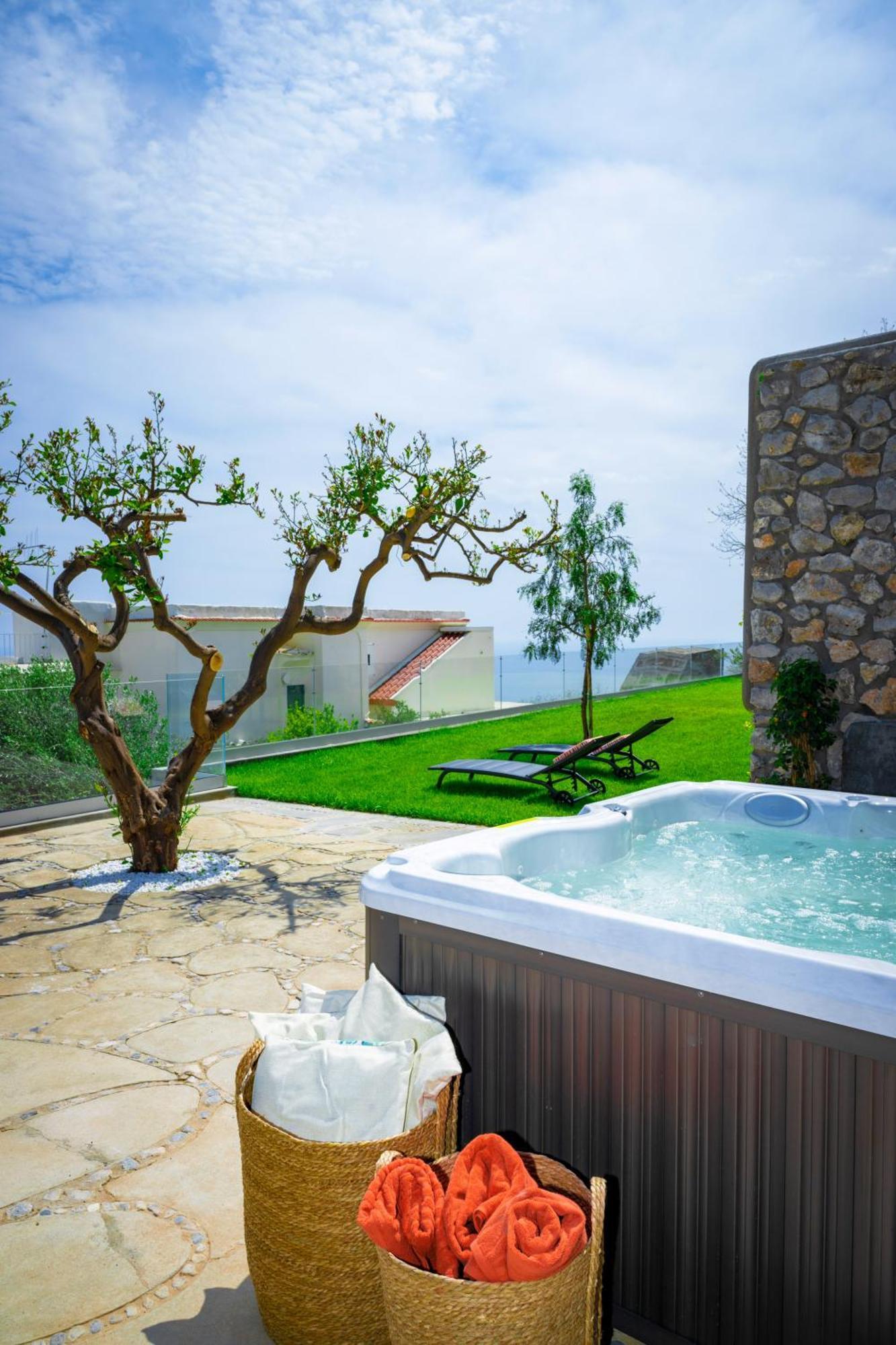 Villa Mimina - Exclusive Villa With Garden, Jacuzzi And Sea View Băile Herculane Dış mekan fotoğraf